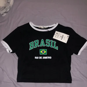 Crop topp  - Jätte snygg cropad T-shirt som är helt ny! Pris kan diskuteras 