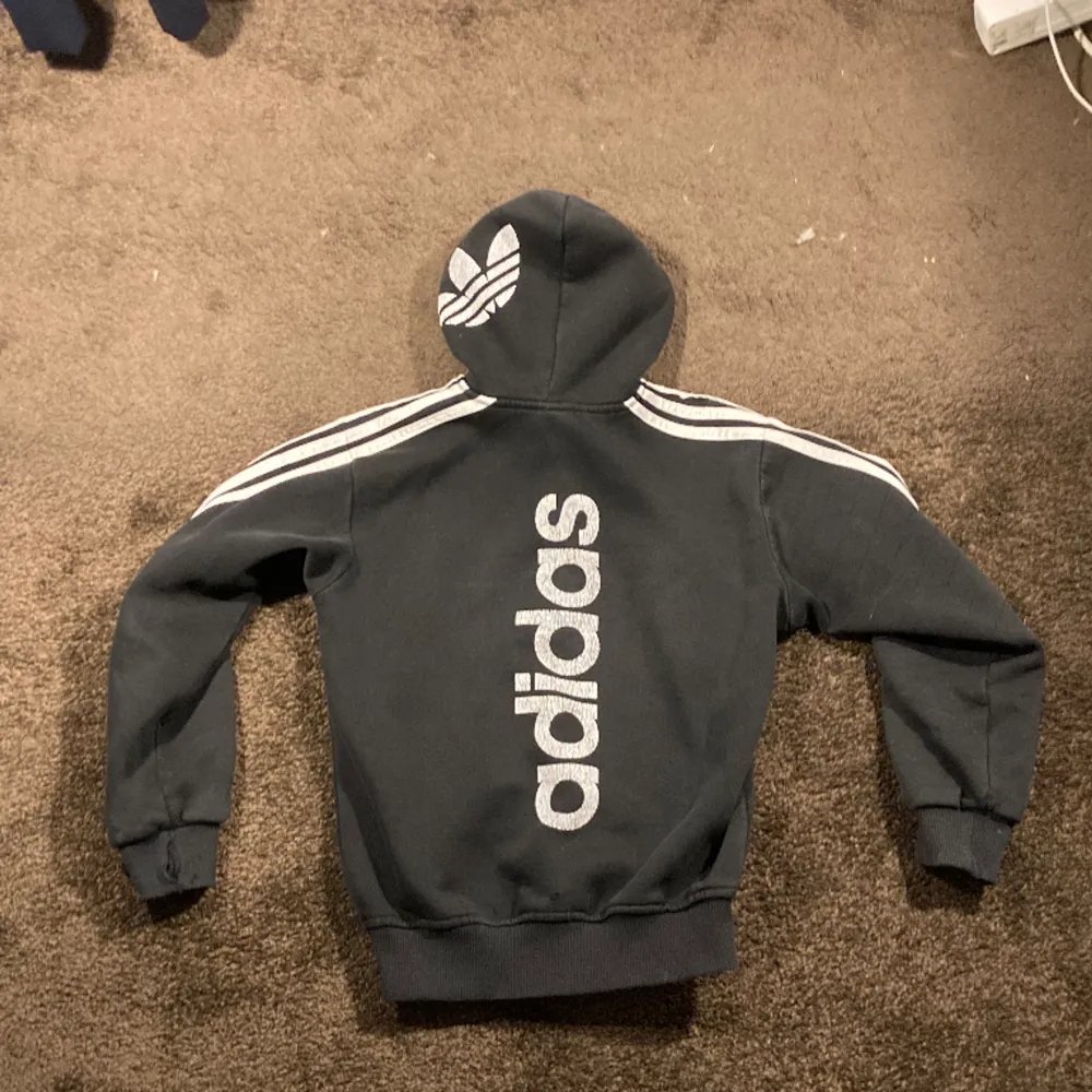 Sjukt snygg adidas zip hoodie . Storlek är small , hoodien har silke i luvan och tryck på både ryggen och luvan . Pris kan diskuteras och kontakta gärna innan du köper 🙏🙏. Hoodies.