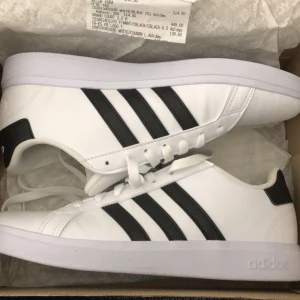 Adidas skor strk 40 - Använd endast en gång. Säljer på grund av att den inte passar min fott form (har breda fötter). kvitto finns! Pris går att diskutera vid snabbäffär.