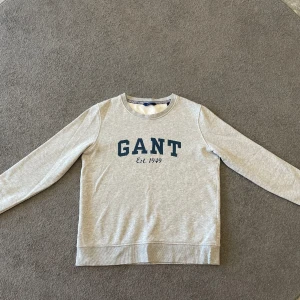 Grå Gant Sweatshirt - Superfin tröja från gant köpt för 1100 kr. Storlek M men passar mer S och XS. Självklart äkta. Skick 9,5/10. Det är från herr avdelningen men funkar lika bra till dam. Tveka inte på att komma med prisförslag eller ställa frågor