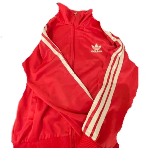 Adidas hoodie - en adidas hoddie nästan helt o använd 