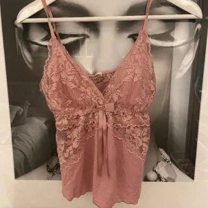 Rosa spetslinne - Ett jättegulligt rosa linne som tyvärr blivit för litet för mig😔😔 Man kan ändra längden på banden! 