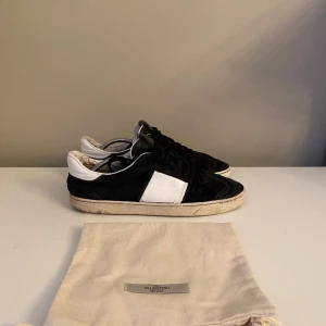 Valentino flycrew  - Säljer nu dessa valentino flycrew i färgen svart, märks att dem är använda men har mycket kvar att ge! Ny pris”7500kr” säljs ej längre! Hör av er vid minsta fråga eller fundering!😊Pris kan diskuteras!