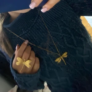 Stickad tröja med polo krage  - Jättefin tröja från Blue Willis. Den har superfin stickning då den är lite ihålig. Säljer då den inte kommer till användning. Den är i storlek M men passar även mig som är xs/s. Skriv för frågor!