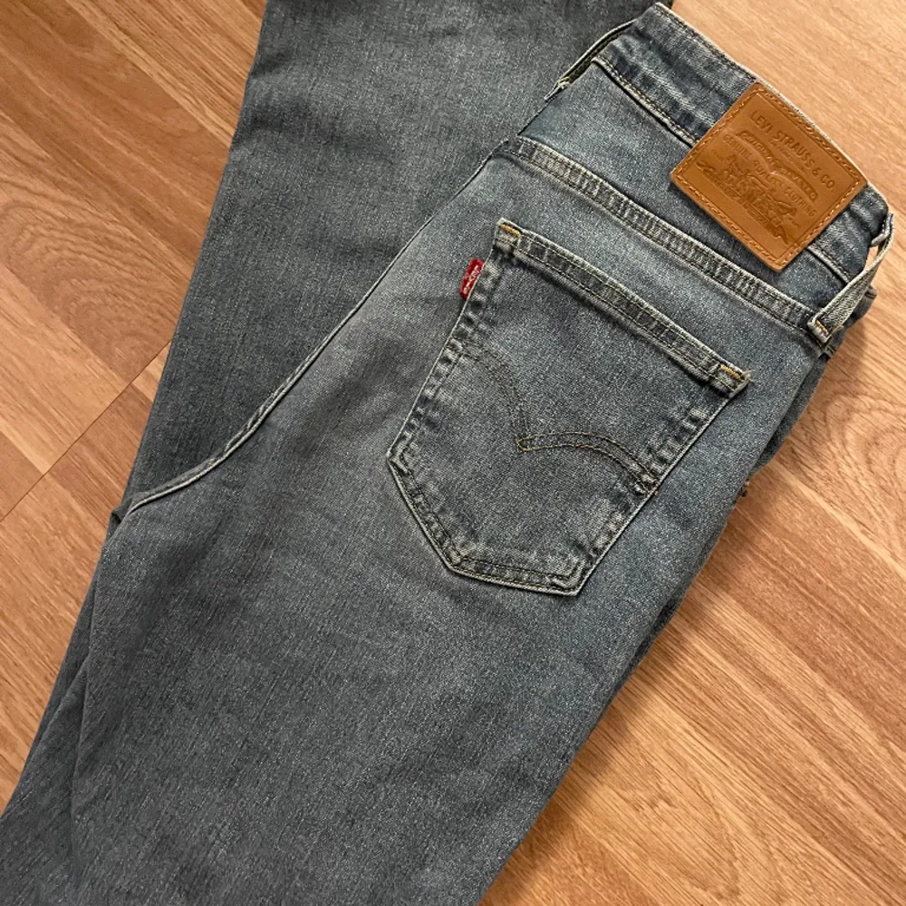 Nästan nya Levis jeans, bara använda någon gång så i fint skick.  Nypris 1249:-  . Jeans & Byxor.