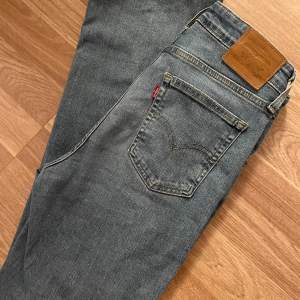 Nästan nya Levis jeans, bara använda någon gång så i fint skick.  Nypris 1249:-  