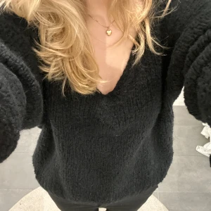 Svart stickad tröja  - Supersnygg gosig svart stickad tröja från noella i storlek xs/s. Inte alls särskilt använd och har inga defekter🫶💕