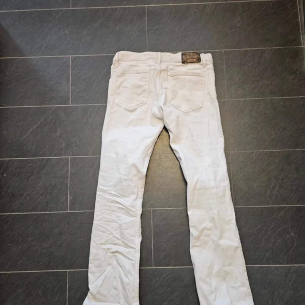 Hej säljer dessa vida jeans då dom tyvärr inte kommer till andvändning, pris kan absolut diskuteras❣️. Jeans & Byxor.