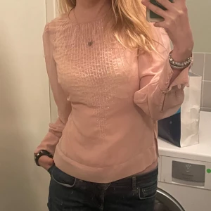 Rosa blus  - Köpt på sellpy  Rosa med strass  Jättefint skick 💗💗 Tryck gärna köp nu 