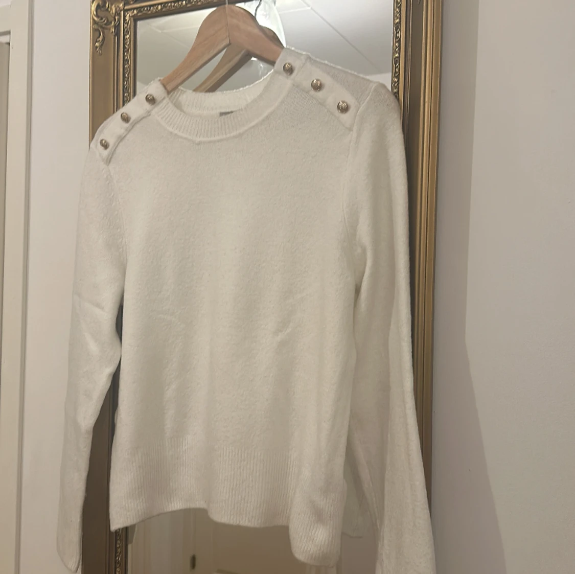 Varm och mjuk tröja med guldknappar