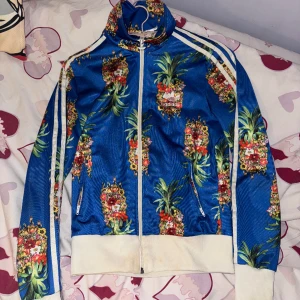 Adidas kofta - Superfin kofta till salu Dm för mer intresse eller frågor 