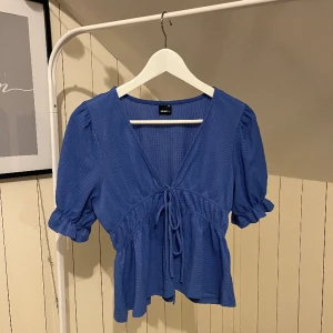Blus gina tricot - Fin sommarblus från gina i blå🤩 jättesöt men har tyvärr blivit för liten, storlek xs men passar s också. 