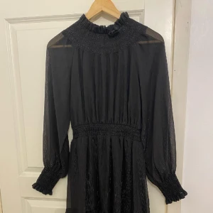 Klänning  - Festklänning (den är stretching och passar som M)