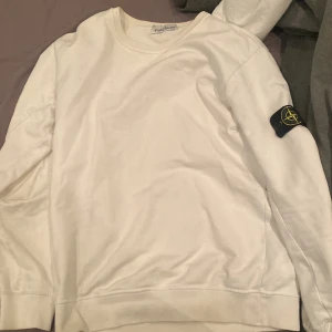 Stone island sweatshirt  - Vit stoneisland köpt för 3099