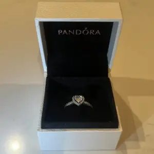 Pandora ring med hjärtsten i nytt skick, priset kan diskuteras 