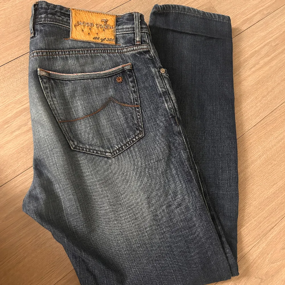 Säljer nu mina Limited edition Jacob Cohen jeans, type 688 ltd. Dem ligger på 9 tusen i nypris. Nummer 186/321. Storlek 36 ( sitter som,33:32) Skriv privat för mer frågor, bilder// mvh . Jeans & Byxor.