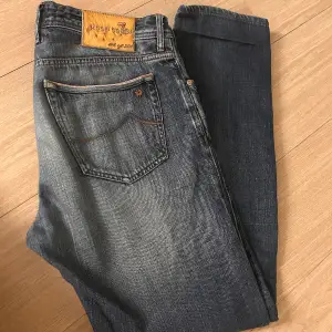 Säljer nu mina Limited edition Jacob Cohen jeans, type 688 ltd. Dem ligger på 9 tusen i nypris. Nummer 186/321. Storlek 33 ( sitter som 31,32:32) Skriv privat för mer frågor, bilder// mvh 