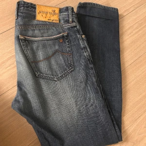 Jacob Cohen - Säljer nu mina Limited edition Jacob Cohen jeans, type 688 ltd. Dem ligger på 9 tusen i nypris. Nummer 186/321. Storlek 36. Skriv privat för mer frågor, bilder// mvh 