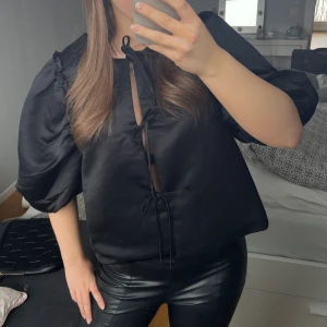 Blus - Säljer denna fina blus med puffärmar. Endast använd en gång.