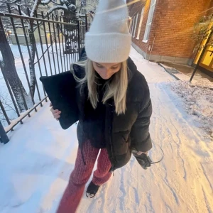 Vit satinmössa - Vit mössa med rosa satintyg i💓