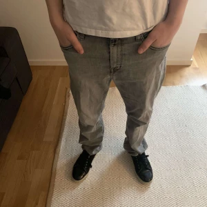 Replay Thad Jeans  - Säljer nu mina grå snygga Replay Thad Jeans. 8/10 i skick dock är Replay lappen sönder därbak (Se bild) där av priset men ändå snygga å frächa. Vid snabb affär pris kan diskuteras. Modellen är 173 och Jeansen storlek är 166