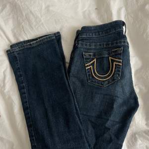 Säljer nu mina favorit trueys jeans som har blivit lite små… midjemåttet är ca 74 cm och Innerbenslängden är 80 cm💕modellen är bootcut och lågmidjad💕hör gärna av dig vid frågor eller för fler bilder! 