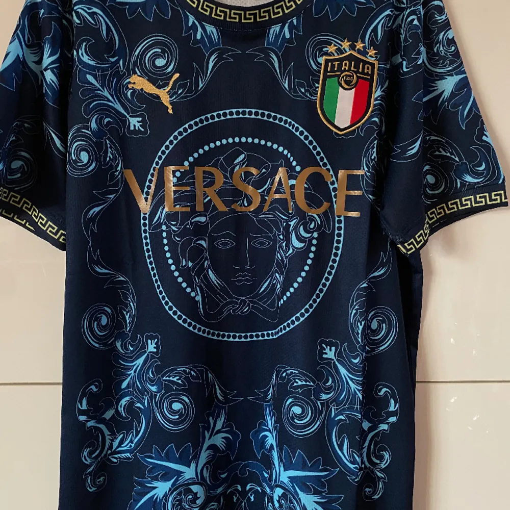 HELT NY Specialdesignad Italien tröja med märket Versace i toppkvalitet. Finns i storlekarna S-L . T-shirts.