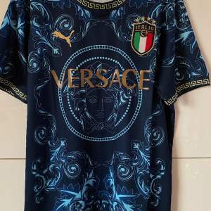 HELT NY Specialdesignad Italien tröja med märket Versace i toppkvalitet. Finns i storlekarna S-L 