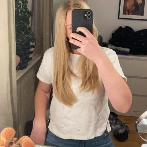 Topp Zara  - Jag säljer denna jätte söta topp med vita pällor på då den inte kommer till användning! Den är i storlek 152 men passar på mig som vanligt viss är en 36/S 