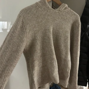 Stickad hoodie - Super mysig och najs stickad hoodie från weekday. Aldrig använd så inga tecken på slitage. Säljer då jag måste rensa min garderob ❤️I storlek S men passar någon mellan xs-m beroende på hur man vill att den ska sitta. Nypris 600kr