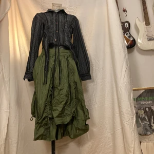 Stefanel kjol - Stefanel kjol med samlingar, jättefin!! Storlek 38. Man kan justera den med snörena ☘️