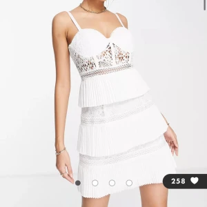 Klänning asos - Helt oanvänd klänning från asos. Perfekt till studenten🥰 nypris ca 1000 kr. Mitt pris är 300 kr + frakt