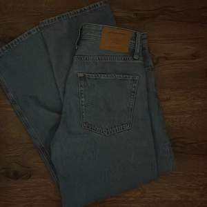 Blåa Jack and Jones jeans, helt nya endast tagit av prislappen och säljes på grund av fel storlek. Helt fri från hål, misfärg m.m. 599kr nya säljes halva pris. Skriv för mer bilder/info