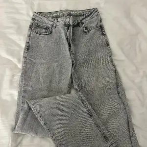 Mid waist jeans ifrån bikbok dessa är i storlek, w27 och L32