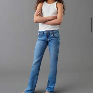 ett par jeans lågmidjade flare, ifrån jeans barnavdelning storlek 164. köpta för ungefär 1,2 månad sen och kommer inte till användning. Använt en gång, skriv för frågor! 💕 Använd gärna köp nu👌