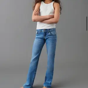 ett par jeans lågmidjade flare, ifrån jeans barnavdelning storlek 164. köpta för ungefär 1,2 månad sen och kommer inte till användning. Använt en gång, skriv för frågor! 💕 Använd gärna köp nu👌