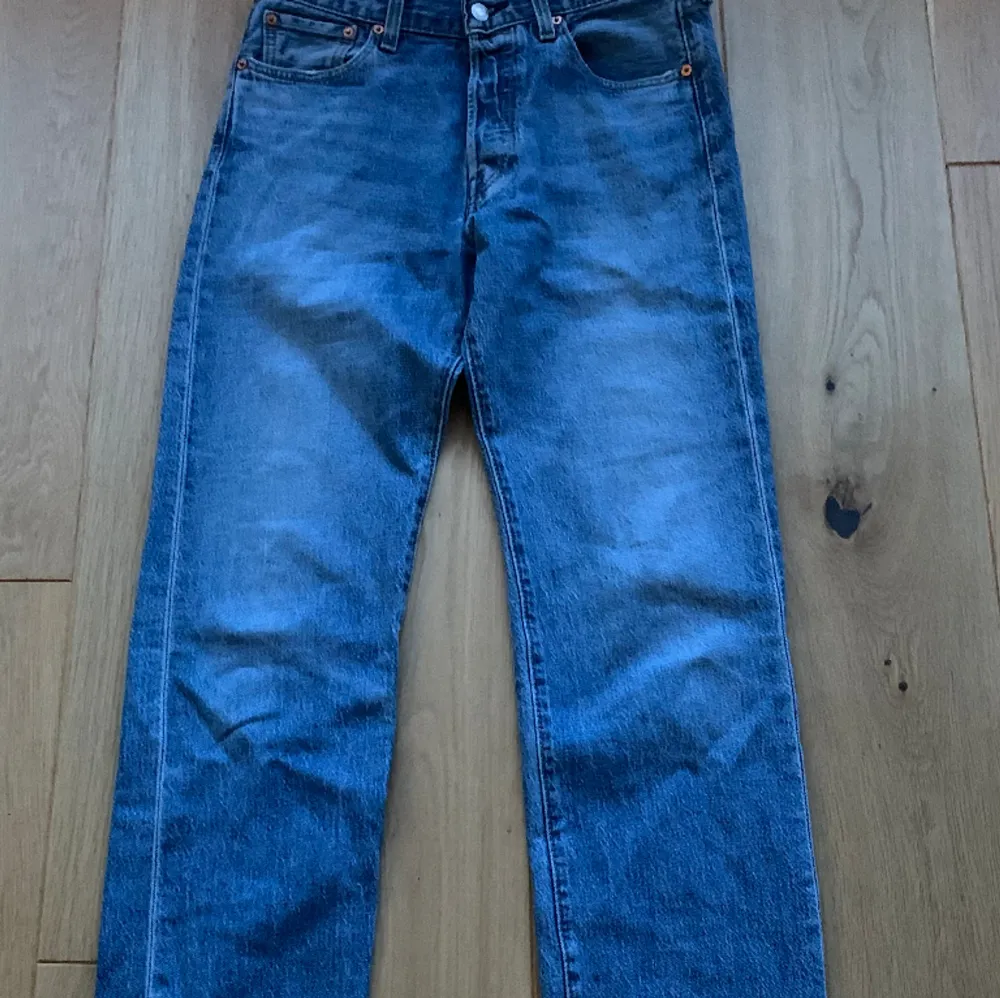 Levis 501 jeans i storlek 30/32. Jeansen är i bra skick. . Jeans & Byxor.