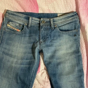 Lowrise diesel jeans - Säljer dessa jätte fina diesel jeansdå de tyvärr är lite för små på mig. Köpta här på plick. Storlek 25 ska också passa storlek 26🩷