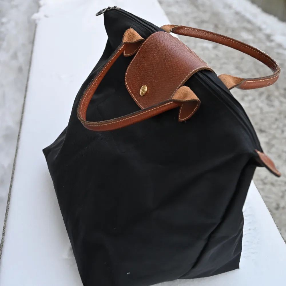 Riktigt snygg och rymlig väska i helt nycksick från Longchamp! Perfekt för skolan eller en weekend💕. Väskor.