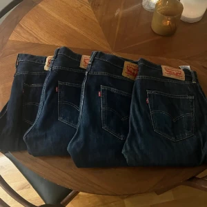 Levi’s 501 - Har 3 stycken Levis jeans i modellen 501. Köpta i USA för några år sen, aldrig använda. Herrmodell, storlek W34 L30, sitter bra på mig som har W29 L30 i deras 90’s baggy modell. Kan nog även sitta riktigt snyggt som en boyfriend modell på någon mindr