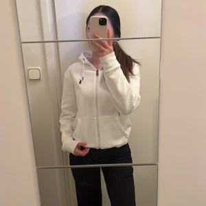 Ralph Lauren  zip hoodie - Tröja från Ralph Lauren, använd 2-3 gånger, som ny! 