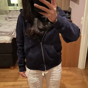Mira Paris Zip-Up - Säljer min superfina Mira Paris zip up hoddie då jag tröttnat på den. I nyskick och fortfarande jätteskön, storlek xs/s unisex. Kostar ca 1500kr ny!
