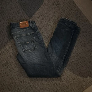 Tommy Jeans - Säljer nu dessa feta Tommy hilfiger jeansen pga att dom inte kommer till användning. Skicket är 10/10! Tveka inte att höra av er!