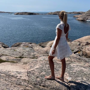 Spetsklänning - Fin sommarklänning. Finns det inga bilder med kläderna på så är det för att jag får inte på mig de längre.  Kommer ifrån ett rök och djurfritt hem! Har du fler frågor så kontakta gärna mig.  Se mina övriga annonser 🌸