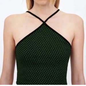 Topp från Zara - Fin topp från zara. Andvänd fåtal gånger.🥰100kr+frakt