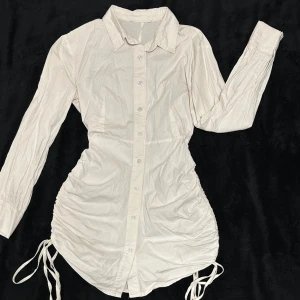 Klänning - Helt ny klänning. Passar storlek XS-S. Kan även passa M. Klänningen kan göras kortare eller längre. 