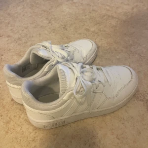 Vita adidas sneakers  - Säljer ett par vita adidas sneakers som är använd ett fåtal gånger! 