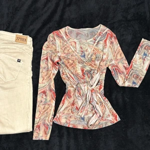 Set - Jeansen är från bubbleroom, använd endast få gånger. Toppen  är endast använd få gånger. Passar storlek XS-S 