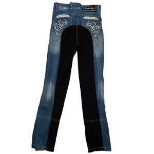 Feta jeans från montar med egensydda detaljer Ytterben 107 cm, innerben 75 cm, benöppning 18,5 cm, midja 36 cm Har tyvärr inga bilder med dem på men skriv gärna frågor😊 Fri frakt! 