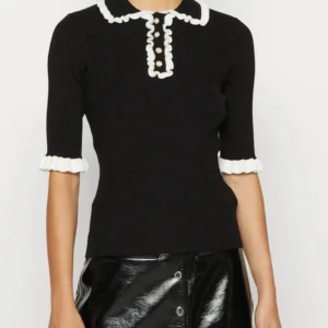 Trekvartsärmad tröja - Jättesöt trekvartsärmad tröja från Lindex! I nyskick med prislapp kvar. Köpt för 400kr men säljer för 200kr🥰 hör av dig vid intresse!💕